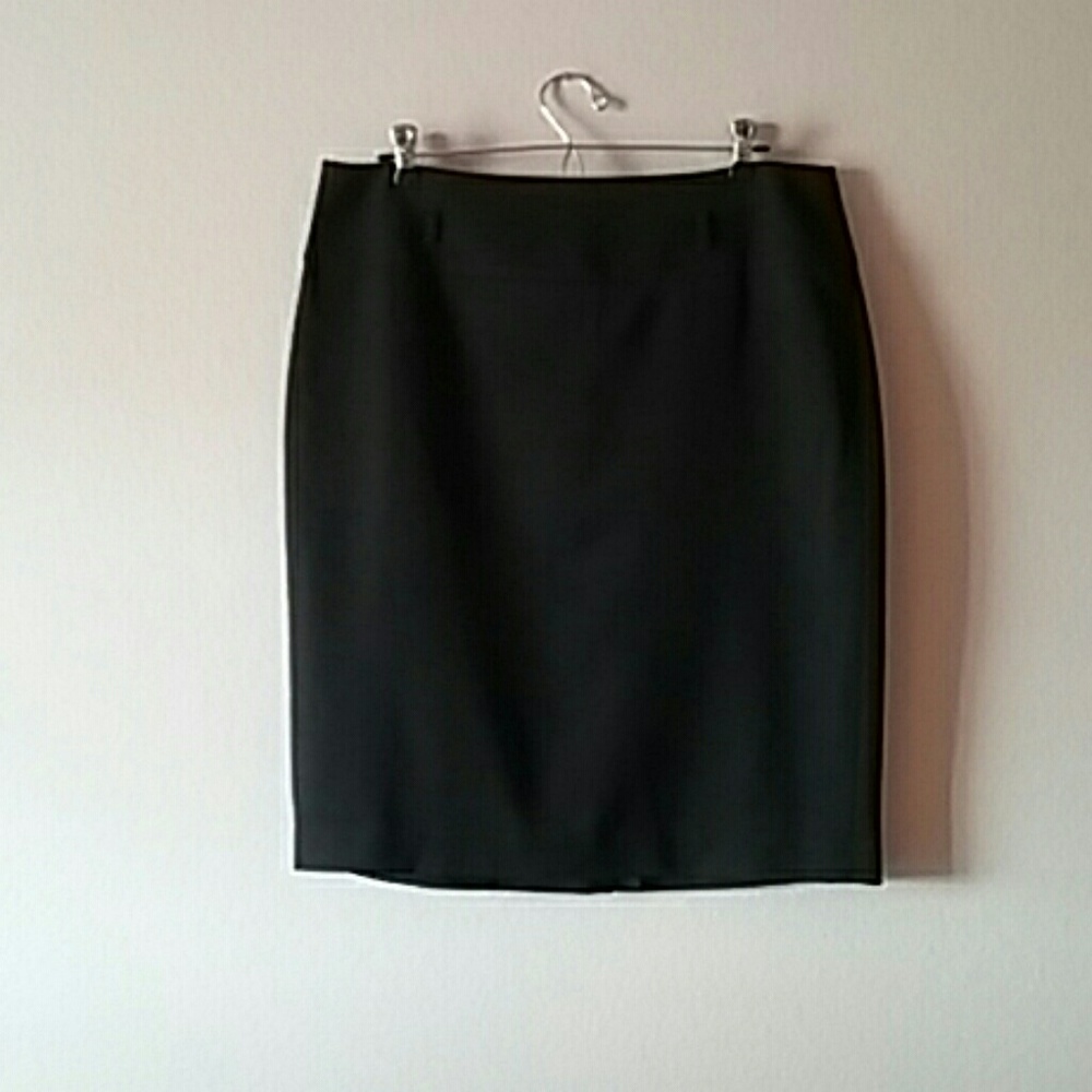 Women's fully lined little skirt black, 14R.